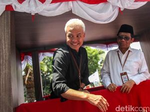 Kemeja Putih Mahfud Md untuk Pilpres 2019 yang Kini Dipakai Dampingi Ganjar