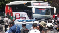 Sementara itu, rombongan petinggi parpol pendukung Ganjar menaiki bus menuju KPU.  