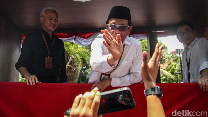 Pasangan capres-cawapres Ganjar Pranowo-Mahfud Md mendaftarkan diri ke KPU, Jakarta. Ganjar-Mahfud disambut meriah pendukung.