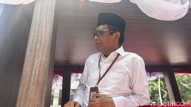 Daftar ke KPU, Mahfud Pakai Kemeja Putih yang Dijahit untuk Pilpres 2019. (Kadek/detikcom)