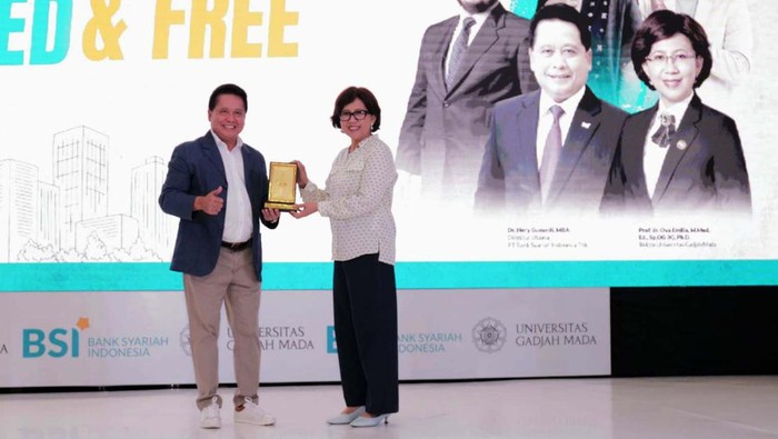 Dirut BSI Hery Gunardi menjadi pembicara acara Sharia Financial Literacy: Young, Blessed & Free di UGM, Yogyakarta, Kamis (19/10). Hery bicara soal literasi dan inklusi keuangan syariah.