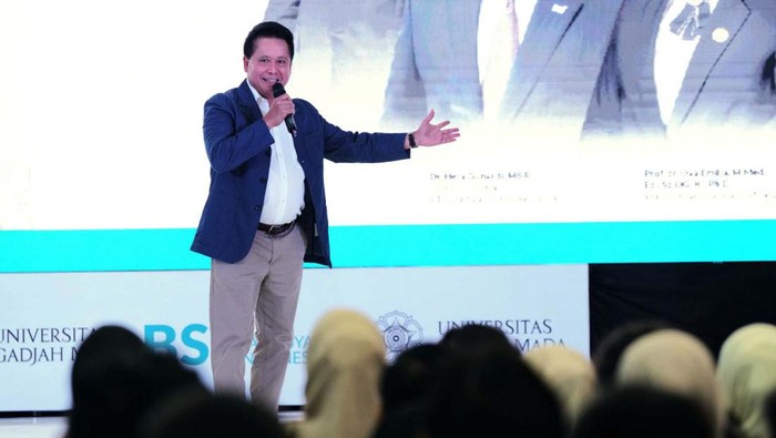 Dirut BSI Bicara Literasi Syariah di UGM Dirut BSI Hery Gunardi menjadi pembicara acara Sharia Financial Literacy: Young, Blessed & Free di UGM, Yogyakarta, Kamis (19/10). Hery bicara soal literasi dan inklusi keuangan syariah.