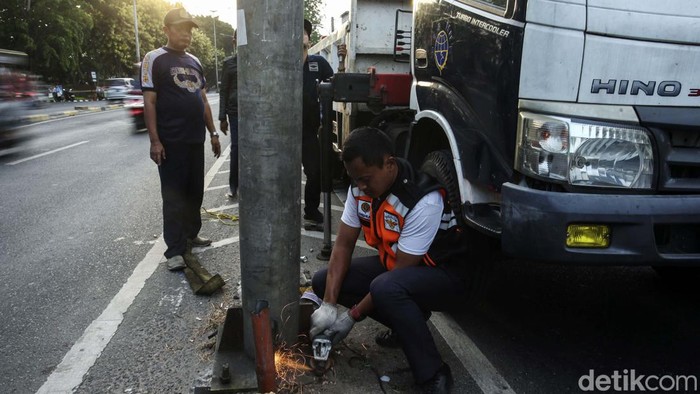 Dishub Cabut Papan Penunjuk Jalan di BKT Petugas Dishub menurunkan papan rambu penunjuk jalan di Kawasan Banjir Kanal Barat, Jakarta (19/10/2023). Papan rambu penunjuk jalan itu dicabut karena goyah saat tertiup angin.