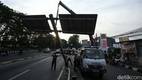 Dishub mengerahkan crane untuk membongkar tiang rambu lalu lintas tersebut.  