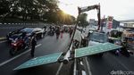 Goyah Tertiup Angin, Tiang Rambu Lalu Lintas di BKT Dibongkar
