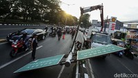 Petugas melakukan pembongkaran setelah mendapat laporan dari warga jika tiang rambu lalu lintas itu goyah saat tertiup angin.  