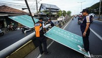 Petugas tak membutuhkan warga lama untuk merobohkan tiang rambu lalu lintas tersebut.  