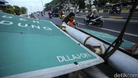 Tiang itu dibongkar karena membahayakan pengendara yang melintas.  