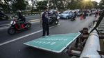 Goyah Tertiup Angin, Tiang Rambu Lalu Lintas di BKT Dibongkar