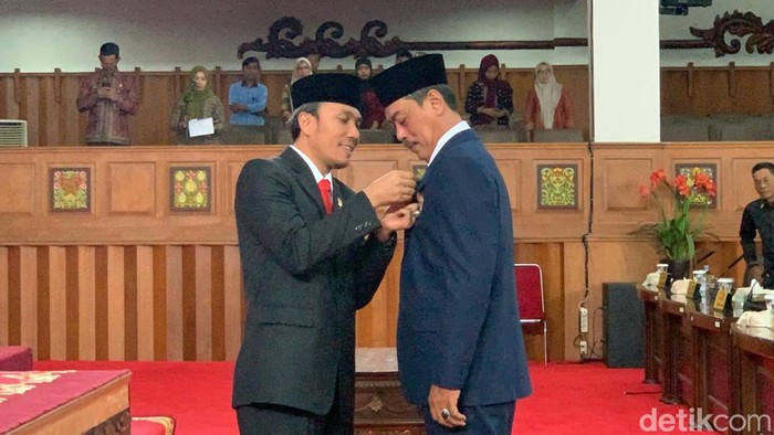 Edi Purwanto lantik Asriadi jadi anggota DPRD Jambi.