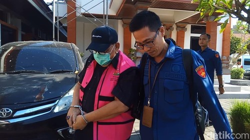 Eks Kajari Buleleng Fahrur Rozi diperiksa di Kejati Bali, Kamis (19/10/2023). (Aryo Mahendro/detikBali).