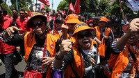 Meski di bawah terik matahari, relawan Ganjar-Mahfud tampak bersemangat. 