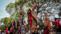 Sebagian relawan berjalan kaki dari Tugu Proklamasi dan Taman Suropati menuju KPU. 