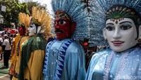 Tarian tradisional hingga ondel-ondel turut memeriahkan suasana. 