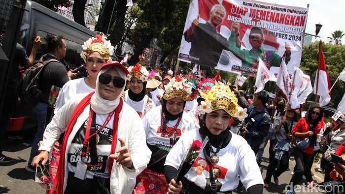 Ekspresi Meriah Relawan Ganjar-Mahfud Meski Cuaca Terik Relawan Ganjar Pranowo-Mahfud Md berkumpul di depan gedung KPU siang ini. Begini ekspresi mereka menyambut pasangan capres-cawapres ini.