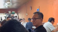 Saat kunjungannya ke Surabaya beberapa waktu lalu, Erick juga tampak menikmati soto yang nikmat. Ia makan di Soto Imam Bonjol yang telah berdiri sejak tahun 1970. Foto: Instagram @erickthohir