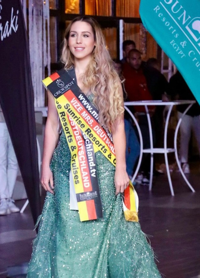 Wanita yang sehari-harinya berjibaku dengan proses bioteknologi ini merupakan ibu dari seorang putra berusia 4 tahun. Foto: Instagram/@simply_alex_1711