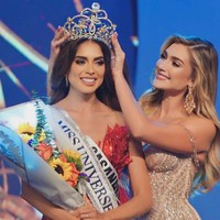 Camila Avella merupakan finalis Miss Universe 2023 asal Kolombia. Wanita 28 tahun ini menjadi wanita menikah dan juga seorang ibu pertama yang dinobatkan sebagai Miss Universe Colombia pada malam final 2 September 2023. Foto: Instagram/@camiavellam