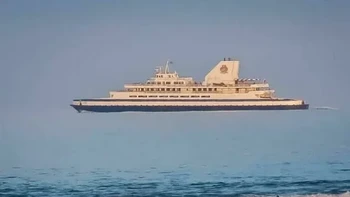 Kapal ini seperti melayang, padahal karena air laut yang begitu tenang. Foto: Reddit