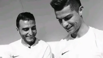 Ronaldo pamer sepatu... jangan salah lihat. Foto: Reddit