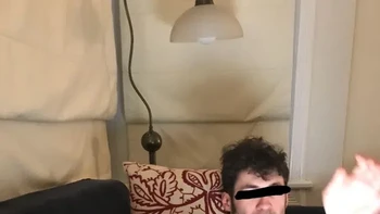 Jangan salah duga, pria itu memegang kaki. Foto: Reddit