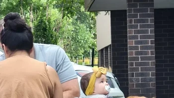 Balita punya kaki orang dewasa. Foto: Reddit