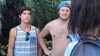 Pria seperti tampil bugil gegara pundak perempuan di depannya. Foto: Reddit