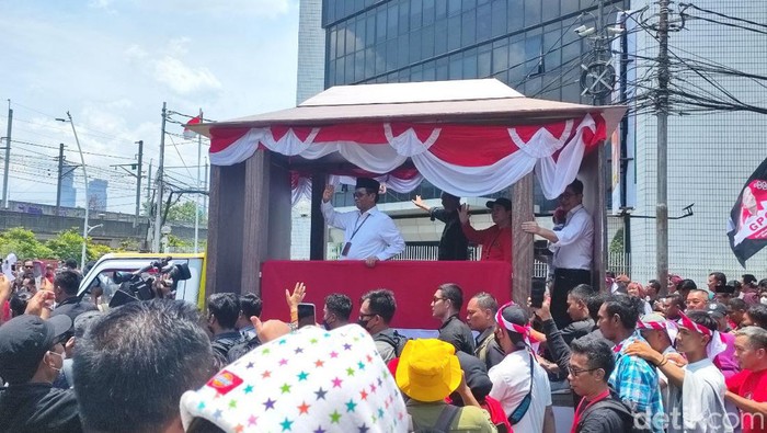 Ganjar dan Mahfud naik mobil pick up yang dimodisikasi ke KPU RI.