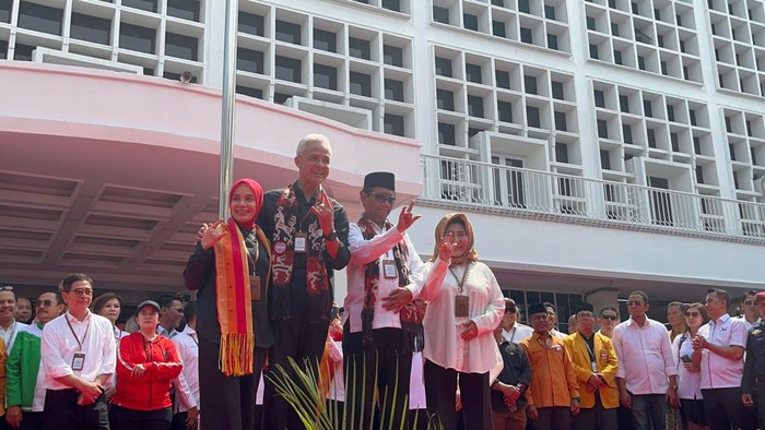 Pasangan Ganjar Pranowo dan Mahfud Md resmi mendaftar sebagai bakal capres-cawapres 2024 ke KPU. Setelah mendaftar, Ganjar dan Mahfud mengajak istri masing-masing untuk berfoto salam metal bersama.