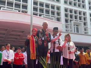 Ganjar-Mahfud Ajak Istri Foto Salam Metal Bersama Usai Daftar di KPU