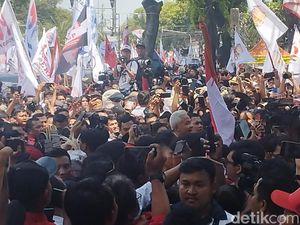 Ganjar-Mahfud Tiba di KPU RI, Disambut Antusias Relawan