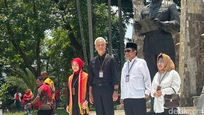 Ganjar Pranowo dan Mahfud Md bersama istri kumpul di Tugu Proklamasi sebelum daftar ke KPU, Kamis (19/10/2023). (Kadek/detikcom)