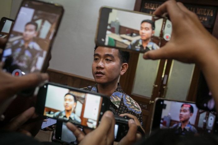 Wali Kota Solo Gibran Rakabuming Raka memberikan keterangan kepada wartawan di Balai Kota, Solo, Jawa Tengah, Selasa (17/10/2023). Wali Kota Solo Gibran Rakabuming Raka berpeluang maju sebagai cawapres dalam Pemilu 2024 usai Mahkamah Konstitusi (MK) mengabulkan gugatan terkait syarat pendaftaran capres-cawapres yang harus berusia minimal 40 tahun atau berpengalaman sebagai kepala daerah baik di tingkat provinsi maupun kabupaten/kota. ANTARA FOTO/Mohammad Ayudha/nym.
