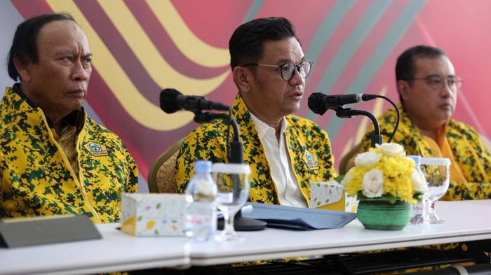 Ketua Peyelenggara HUT Partai Golkar dan Rapimnas Partai Golkar Muhidin M Said (tengah) bersama ketua pengarah Ace Hasan Syadzily (kanan) dan sekretaris pengarah John Kenedy Azis (kiri) bersiap menyampaikan keterangan pers perayaan HUT Partai Golkar Ke-59 Tahun dan Rapimnas Partai Golkar Ke-2 2023 di Kantor DPP Partai Golkar, Jakarta, Kamis (19/10/2023). Partai Golkar akan mengadakan rapimnas pada 21 Oktober 2023 dan puncak perayaan HUT Partai Golkar pada 31 Oktober 2023.