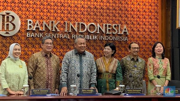 Gubernur Bank Indonesia Perry Warjiyo mengumumkan hasil rapat dewan Gubernur Bulanan Bulan Oktober 2023. (CNBC Indonesia/Maikel Jefriando)