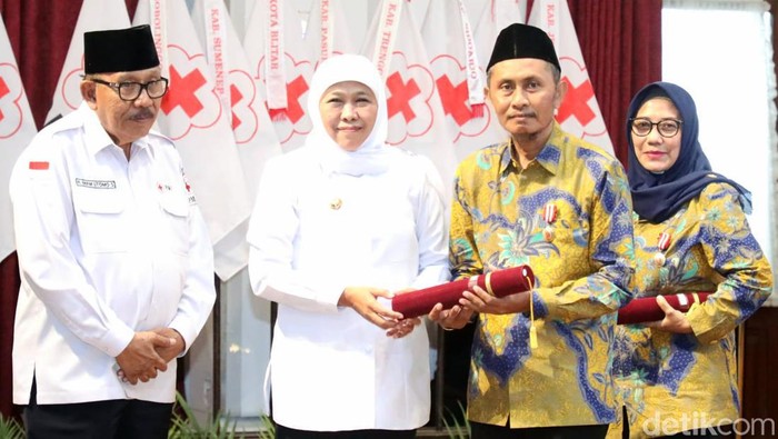 Gubernur Jatim Khofifah memberikan penghargaan kepada salah satu pendonor darah sukarela di PMI Jawa Timur.