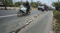 Seorang pedagang yang tak jauh dari lokasi mengatakan, rusaknya jalan tersebut kerap membuat jatuhnya pengendara. Sebab jika malam hari jalan tersebut gelap akibat minim pencahayaan.  
