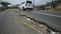 Korban yang jatuh kebanyakan pengendara motor yang tak fokus dan tak melihat rusaknya jalan tersebut.  