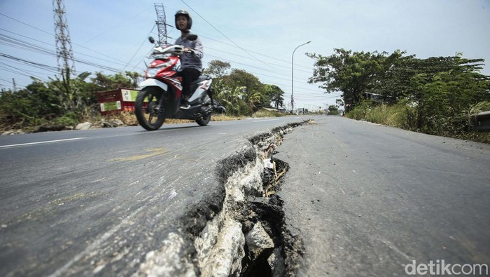 Sejumlah titik di jalan Inspeksi Kalimalang, Cikarang, rusak. Pengendara yang melintas pun kerap menjadi korban.