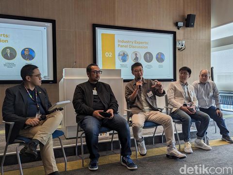 Head of Team PT Samsung Electronics Indonesia Lo Khing Seng (tengah) dan tech reviewer Dedy Irvan (kedua dari kiri)