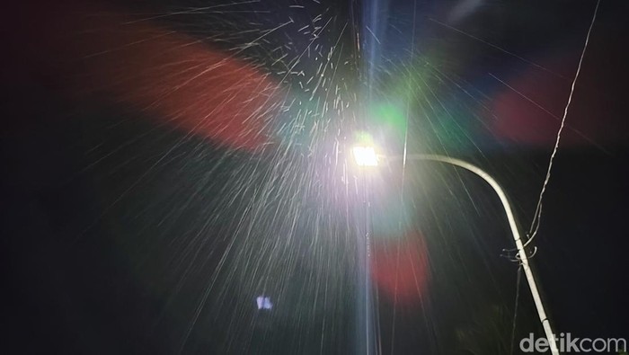 Hujan gerimis terpantau turun di Gunungkidul, Kamis (19/10/2023) malam.