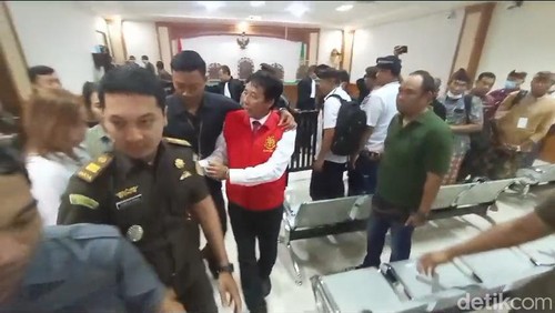 I Nyoman Gde Antara menjalani sidang di PN Tipikor atas kasus dugaan korupsi SPI Unud, Kamis (19/10/2023). (Aryo Mahendro/detikBali).