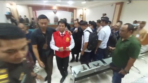 I Nyoman Gde Antara menjalani sidang di PN Tipikor atas kasus dugaan korupsi SPI Unud, Kamis (19/10/2023). (Aryo Mahendro/detikBali).
