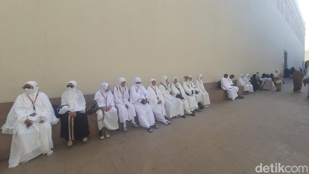 Jemaah umrah bersiap melakukan ihram