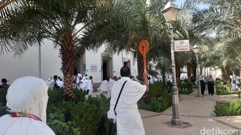 Jemaah umrah bersiap melakukan ihram