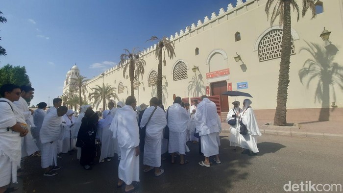 Jemaah umrah bersiap melakukan ihram