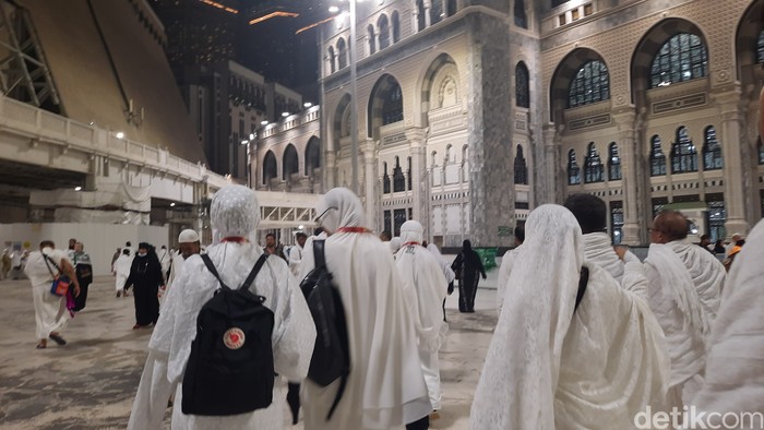 Jemaah umrah bersiap melakukan ihram