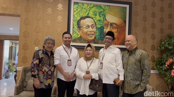 Ilham Habibie bersama Mahfud Md (Kadek/detikcom)