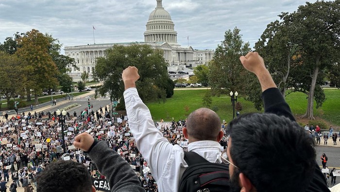 Protesters calling for a cease fire in Gaza and an end to the Israel-Hamas conflict occupy the rotunda of the Cannon House office building, surrounded by a ring of U.S. Capitol police, on Capitol Hill in Washington, U.S., October 18, 2023. REUTERS/Jonathan Ernst