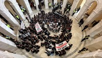 Sekitar 200 demonstran, sebagian besar dari kelompok Suara Yahudi untuk Perdamaian, memenuhi rotunda Gedung Kantor Cannon House dekat Capitol AS, sambil meneriakkan, Dunia sedang menyaksikan.  
